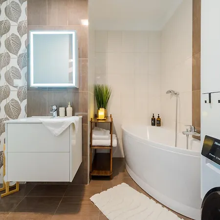 Batorego Flats No 13 - Walk To Castle - With Parking, Balcony, Elevator, Fast Wifi *