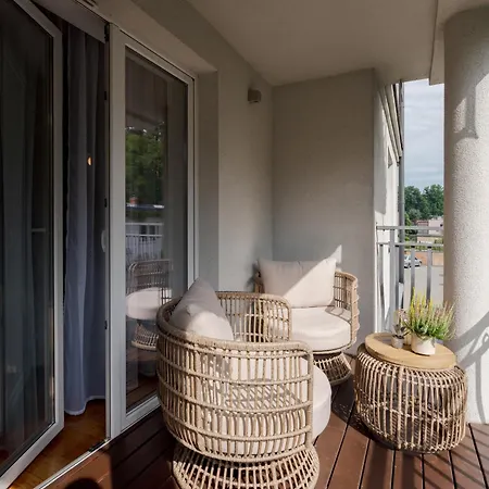 Apartament Batorego Flats No 13 - Walk To Castle - With Parking, Balcony, Elevator, Fast Wifi *