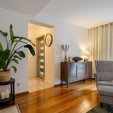 Apartament Batorego Flats No 13 - Walk To Castle - With Parking, Balcony, Elevator, Fast Wifi