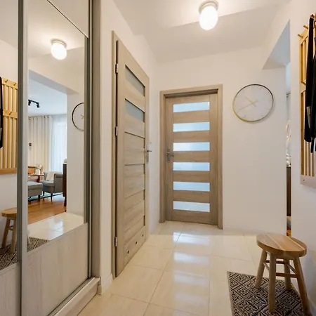 Batorego Flats No 13 - Walk To Castle - With Parking, Balcony, Elevator, Fast Wifi