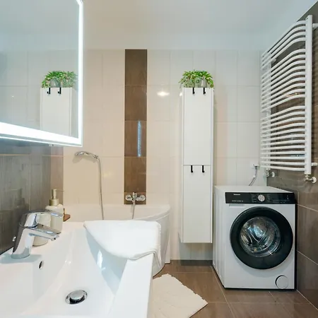 Batorego Flats No 13 - Walk To Castle - With Parking, Balcony, Elevator, Fast Wifi Apartamento