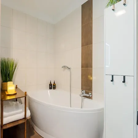 Batorego Flats No 13 - Walk To Castle - With Parking, Balcony, Elevator, Fast Wifi