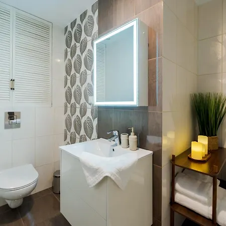 Batorego Flats No 13 - Walk To Castle - With Parking, Balcony, Elevator, Fast Wifi *