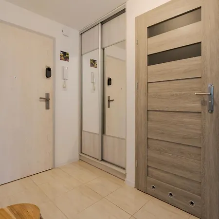 Batorego Flats No 13 - Walk To Castle - With Parking, Balcony, Elevator, Fast Wifi Pszczyna