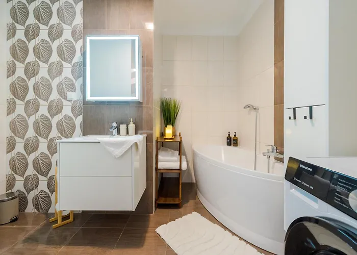 Batorego Flats No 13 - Walk To Castle - With Parking, Balcony, Elevator, Fast Wifi *