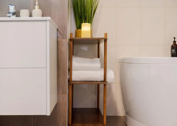 Apartmán Batorego Flats No 13 - Walk To Castle - With Parking, Balcony, Elevator, Fast Wifi *