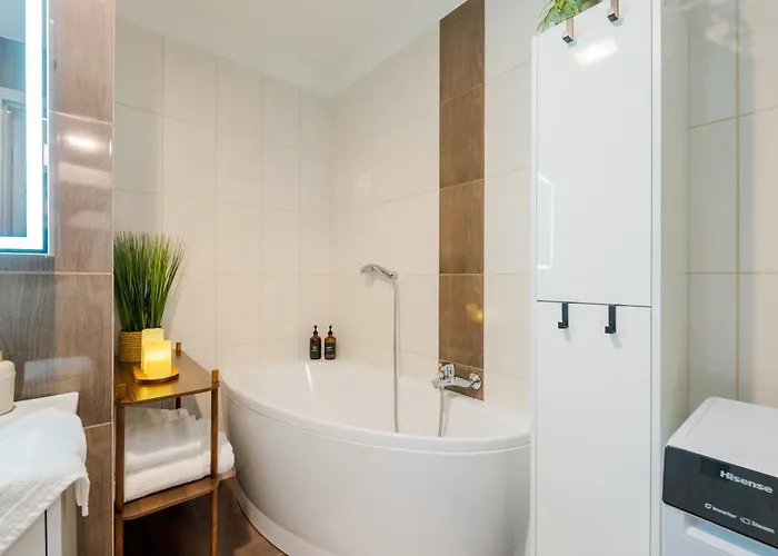 Batorego Flats No 13 - Walk To Castle - With Parking, Balcony, Elevator, Fast Wifi