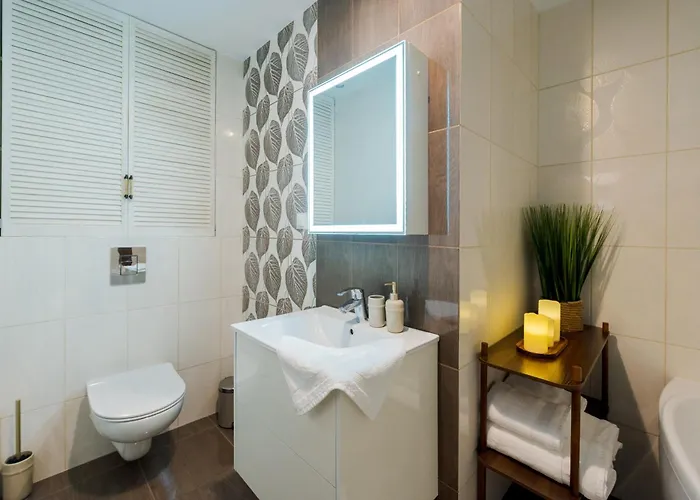 Batorego Flats No 13 - Walk To Castle - With Parking, Balcony, Elevator, Fast Wifi *